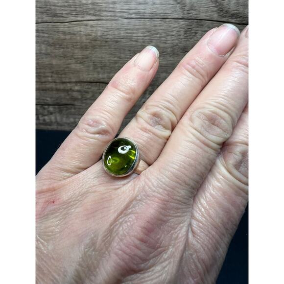 SOLD 

NEW size 7 oval peridot sterling silver ring 6.20 grams - Picture 3 of 15